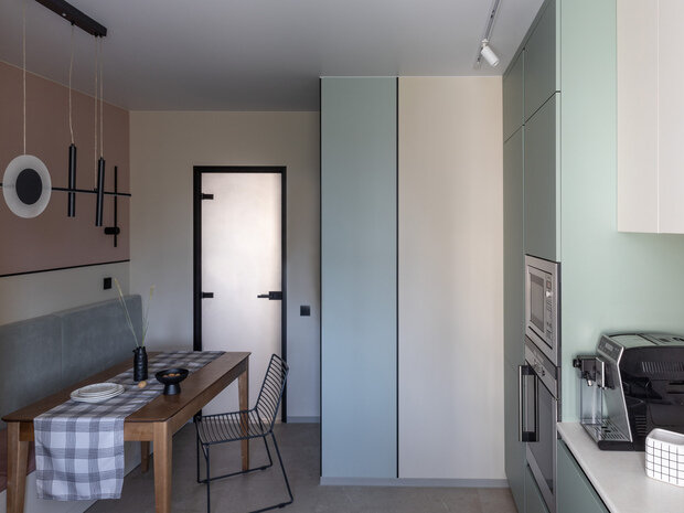 На полах во всей квартире применили единое покрытие — кварцвинил под бетон теплого серого цвета.