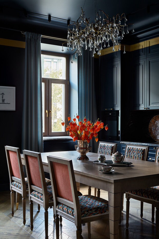 Цвета подбирались индивидуально, практически вся мебель выполнена на заказ, каркасы мягкой мебели и обивочная ткань заказывались на разных производствах.