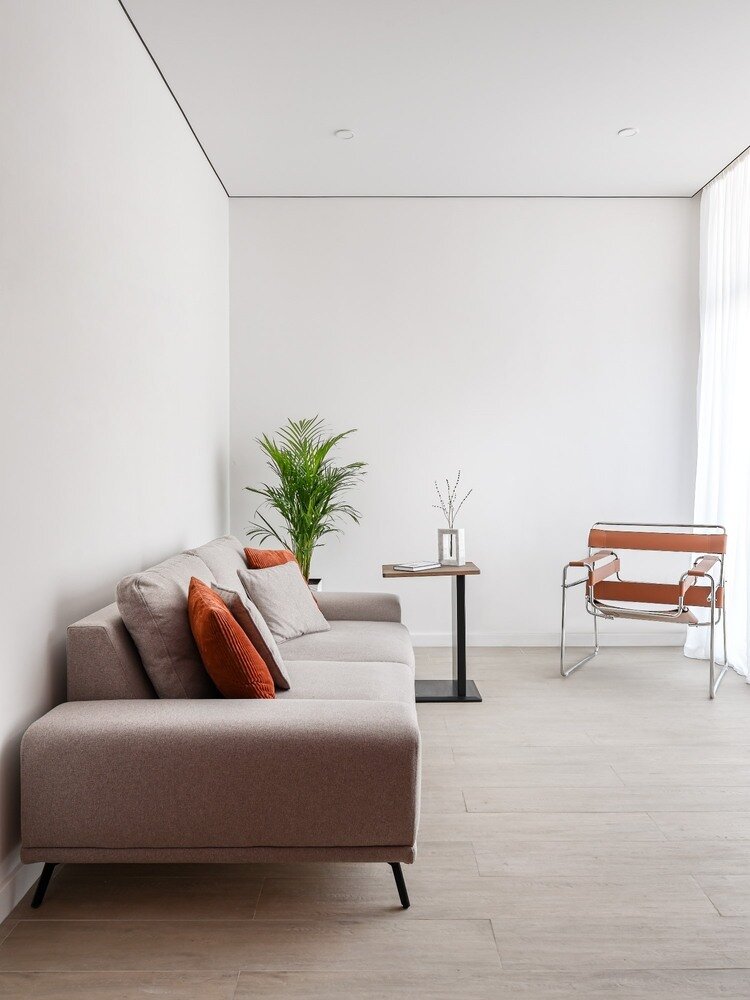 «Фишкой этого проекта, помимо кухни, считаю винтажное кресло Wassily в гостиной — очень подошло нам по цветовой гамме», — говорит дизайнер. «Фишкой этого проекта, помимо кухни, считаю винтажное кресло Wassily в гостиной — очень подошло нам по цветовой гамме», — говорит дизайнер.