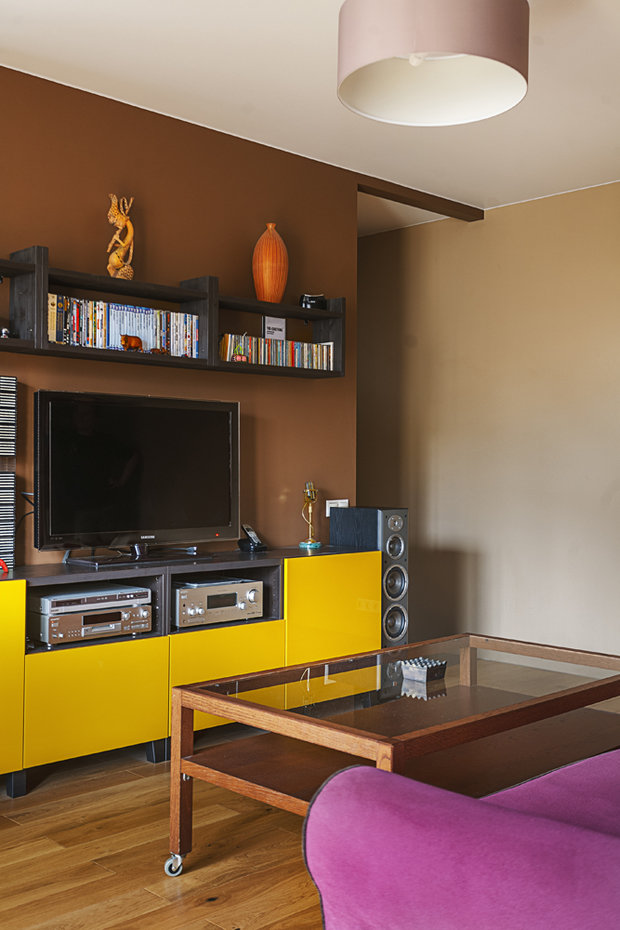 Фотография: Гостиная в стиле Современный, Квартира, Россия, Проект недели, Новая Москва, Максим Ковалевский, переделка хрущевки, как обустроить двухкомнатную квартиру в хрущевки, как из типовой квартиры сделать студию, ремонт хрущевки, видео, Хрущевка – фото на INMYROOM