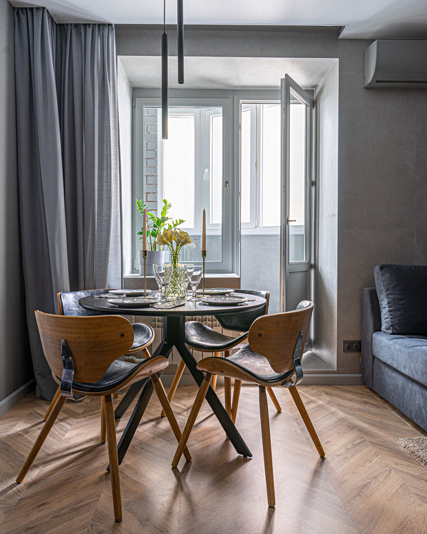 На полу выложен ламинат с рисунком «французская елка».