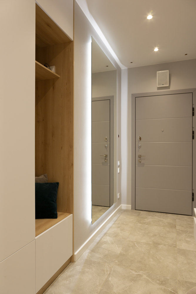 Предусмотрели в прихожей два пуфика: встроенный в шкаф и отдельно стоящий, так как хозяйки могут одновременно собираться. Зеркало в пол при выходе из квартиры — это красиво и очень удобно. Предусмотрели в прихожей два пуфика: встроенный в шкаф и отдельно стоящий, так как хозяйки могут одновременно собираться. Зеркало в пол при выходе из квартиры — это красиво и очень удобно.