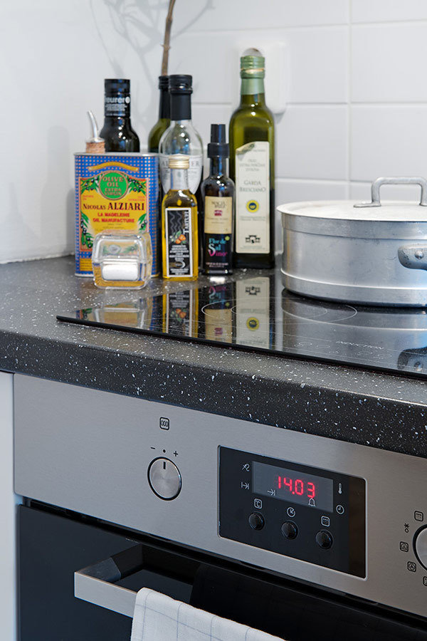 Фотография: Кухня и столовая в стиле Скандинавский, Современный, Декор интерьера, Интерьер комнат, Мебель и свет, Цвет в интерьере, Белый, Тема месяца, Окна – фото на INMYROOM