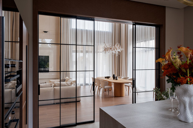 Фотография: Кухня и столовая в стиле Современный, Минимализм, Дом, Проект дня, Дом и дача, Московская область, 4 и больше, Более 90 метров, Барвиха, современный с элементами классики и роскоши – фото на INMYROOM