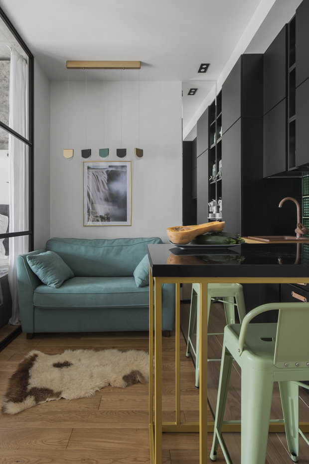 Фотография: Кухня и столовая в стиле Лофт, Современный, Малогабаритная квартира, Квартира, Студия, Проект недели, Черный, Москва, Серый, Голубой, Бирюзовый, Монолитный дом, до 40 метров, Екатерина Уланова – фото на INMYROOM