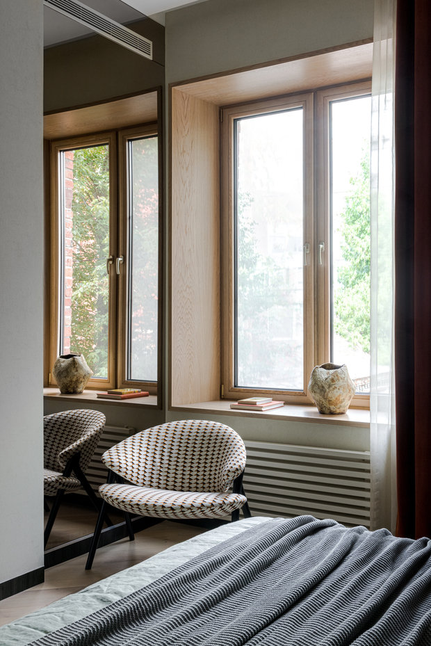 Зеркало возле окна в спальне появилось не случайно, оно скрывает один из несущих пилонов. В углублении удалось разместить подсветку. 