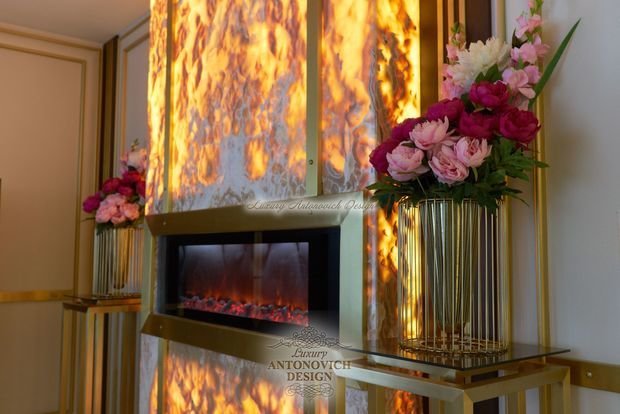 Фото из портфолио Гостиная с камином из оникса – фотографии дизайна интерьеров на INMYROOM