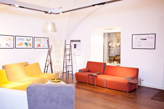 Фотография: Гостиная в стиле Минимализм, Индустрия, События, Маркет, Мягкая мебель, Светильники, Ligne Roset – фото на INMYROOM