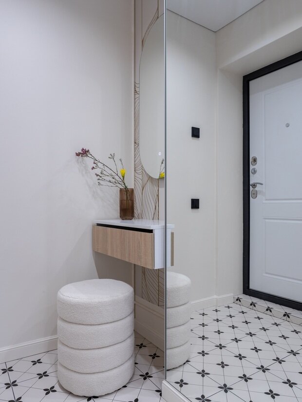 В коридоре спроектировали нишу под вместительный шкаф для верхней одежды, а также организовали отдельную гардеробную комнату.