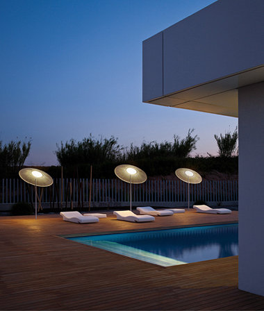 Фотография: Терраса в стиле Современный, Ландшафт, Стиль жизни, Бассейн, Сад, Подсветка, Фасад – фото на INMYROOM