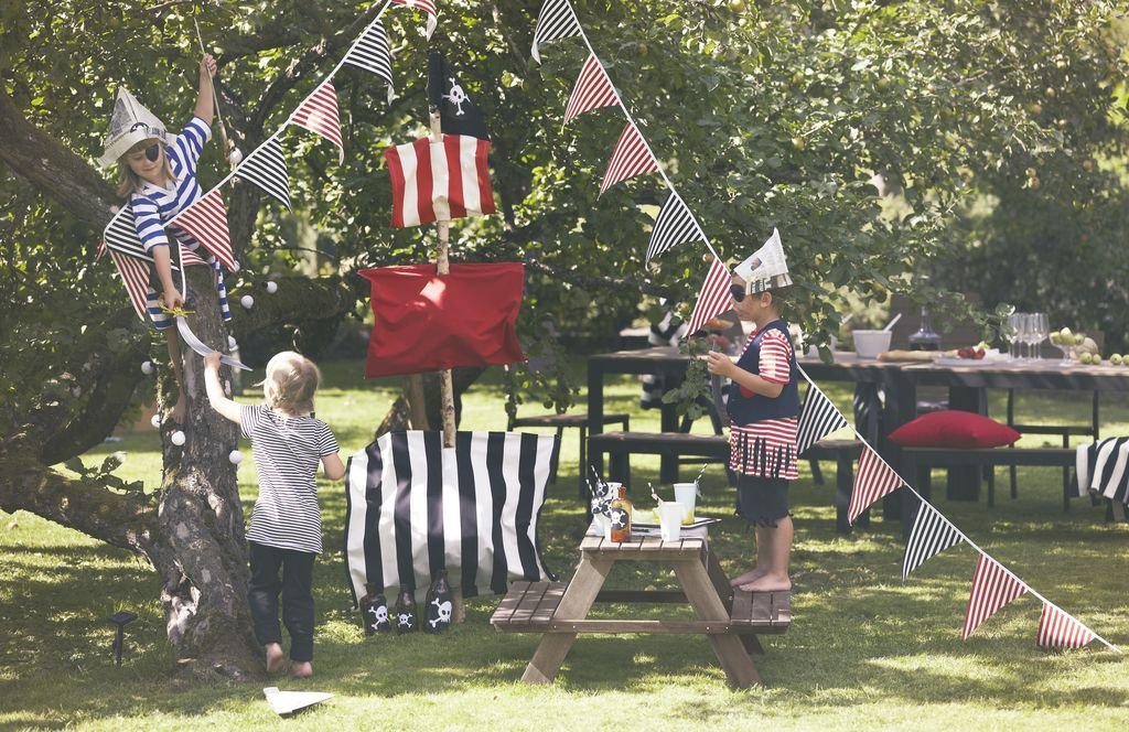 Фотография: Ландшафт в стиле Прованс и Кантри, Современный, Карта покупок, Индустрия, IKEA, Дача, Стулья, Табурет – фото на INMYROOM Фотография: Ландшафт в стиле Прованс и Кантри, Современный, Карта покупок, Индустрия, IKEA, Дача, Стулья, Табурет – фото на INMYROOM