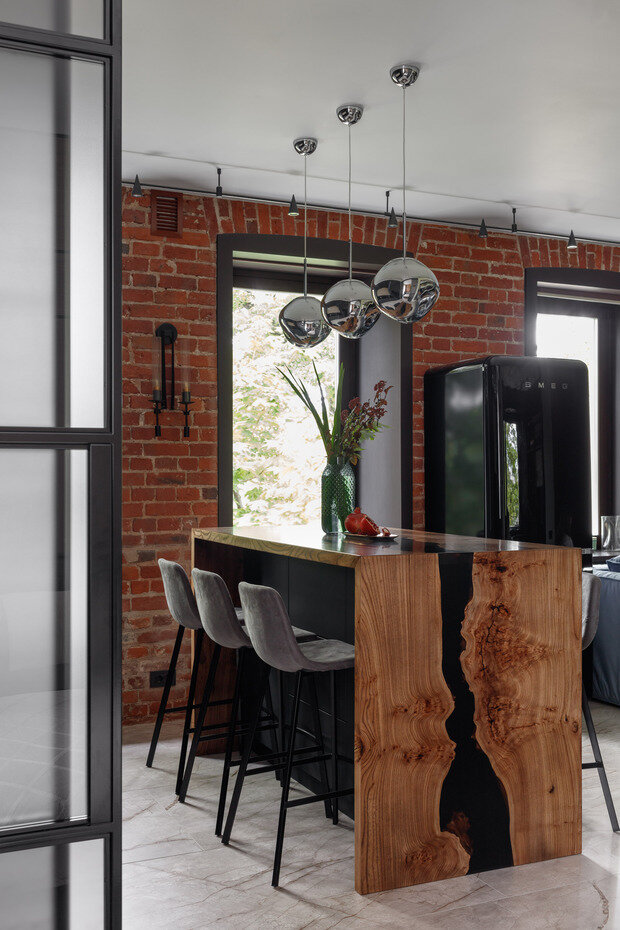 По просьбе заказчицы вместо привычного стола сделали большую барную стойку высотой 110 см и шесть стульев.