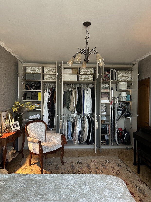 Фотография: Гардеробная в стиле Винтажный, Интерьер комнат, Интерьерный стиль, Дизайн интерьера, Переделка, как оформить интерьер двушки, интерьер двушки, как обустроить двушку для молодой семьи, дизайн двухкомнатной квартиры в панельном доме, до и после, панелька, переделка типовой квартиры, переделка панельки, интерьер панельки – фото на INMYROOM