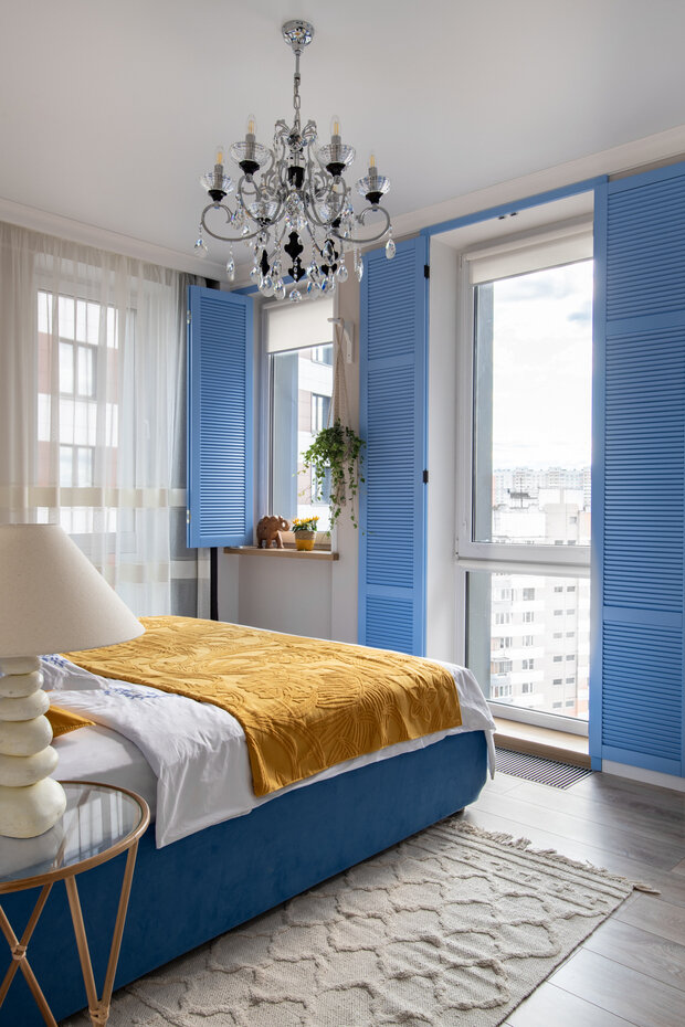 «Хрустальная люстра в спальне мне досталась по наследству и хорошо вписалась в спальне, внеся нотки колониального стиля на контрасте со ставнями. Плетеные подвесные кашпо привезла давно из отпуска, еще до ремонта, они нашли свое место между окнами», — рассказывает Татьяна Архипова.