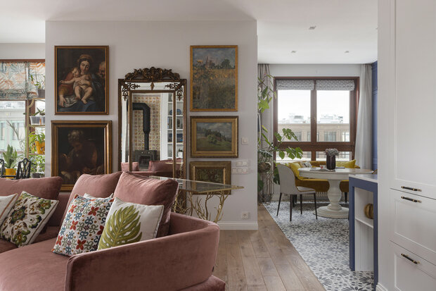 Большое зеркало — это дверь в потайную комнату, где спрятаны повседневные вещи, чемоданы, пылесос, разные бытовые мелочи.