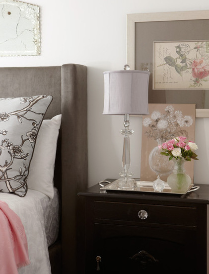 Фотография: Спальня, Аксессуары в стиле Классический, Декор и DIY, Канада, Текстиль, Интерьер комнат, Мебель и свет, Переделка, Подушки – фото на INMYROOM