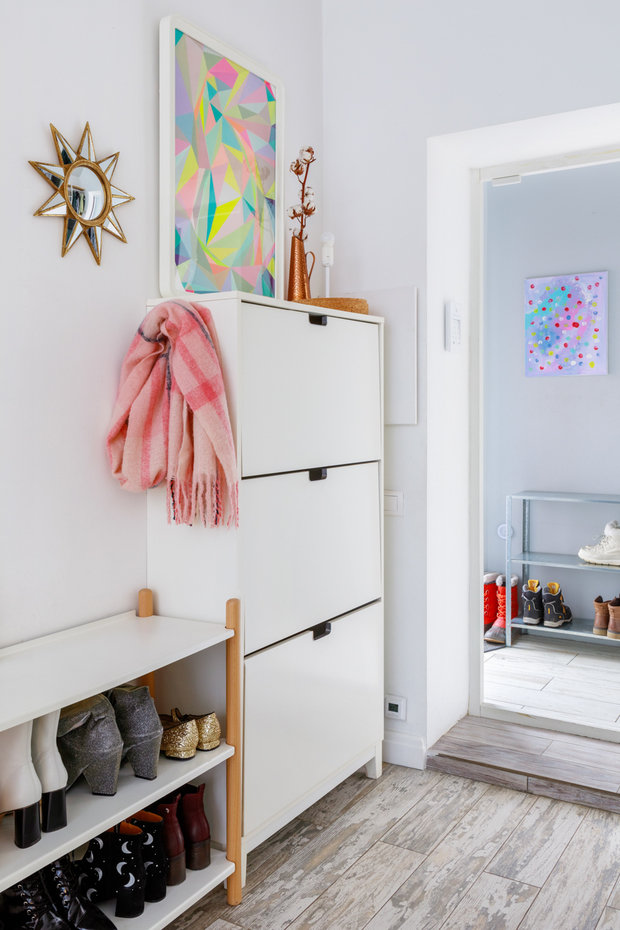 Фотография: Прихожая в стиле Скандинавский, Проект недели, Samsung, Таунхаус, 4 и больше, Спецпроект, интерьерный холодильник, интерьерная микроволновая печь – фото на INMYROOM