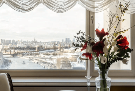 Жизнь на высоте : яркая квартира с видом на Котельническую набережную