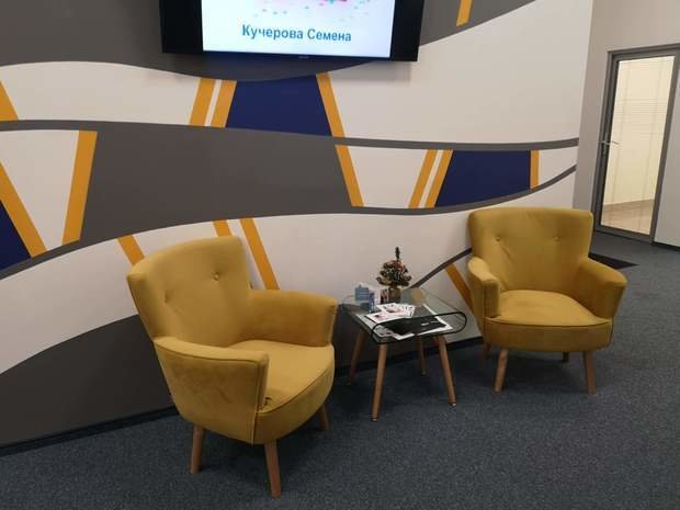 Интерьер офиса в современном стиле с желтыми креслами