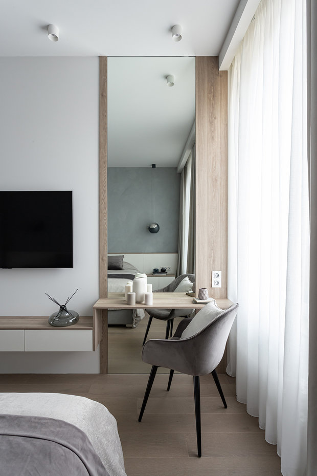 Зеркальное полотно увеличивает количество света и расширяет пространство. На окна повесили тюль из льняной ткани.