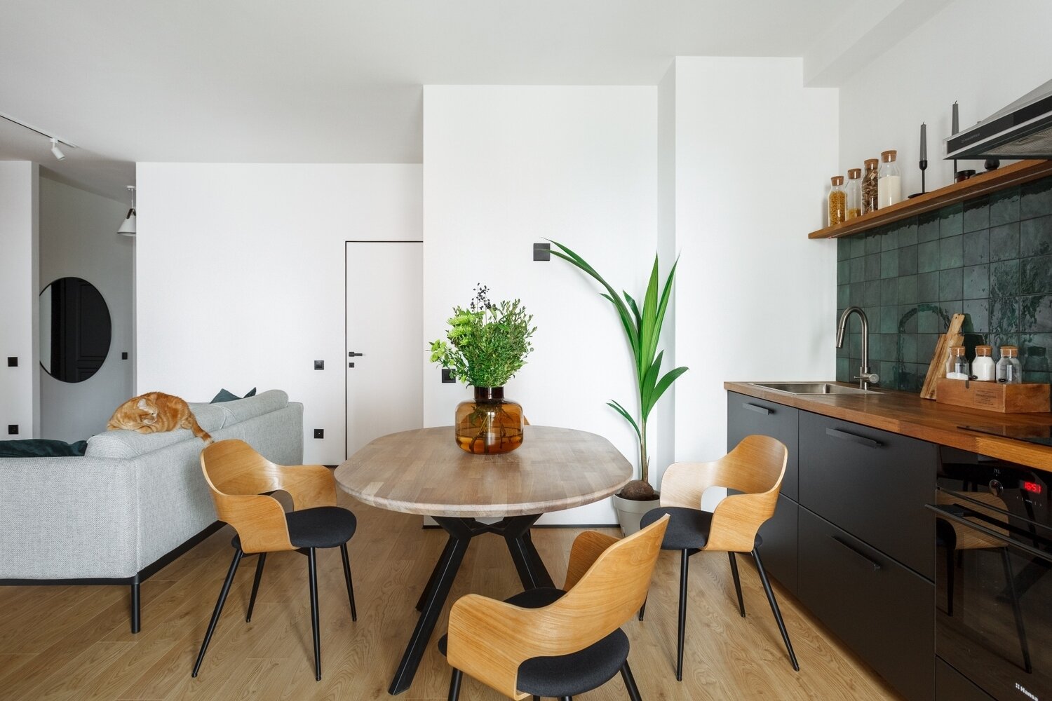 Обеденный стол и кухонную столешницу сделали на заказ, это массив дуба. Обеденный стол и кухонную столешницу сделали на заказ, это массив дуба.