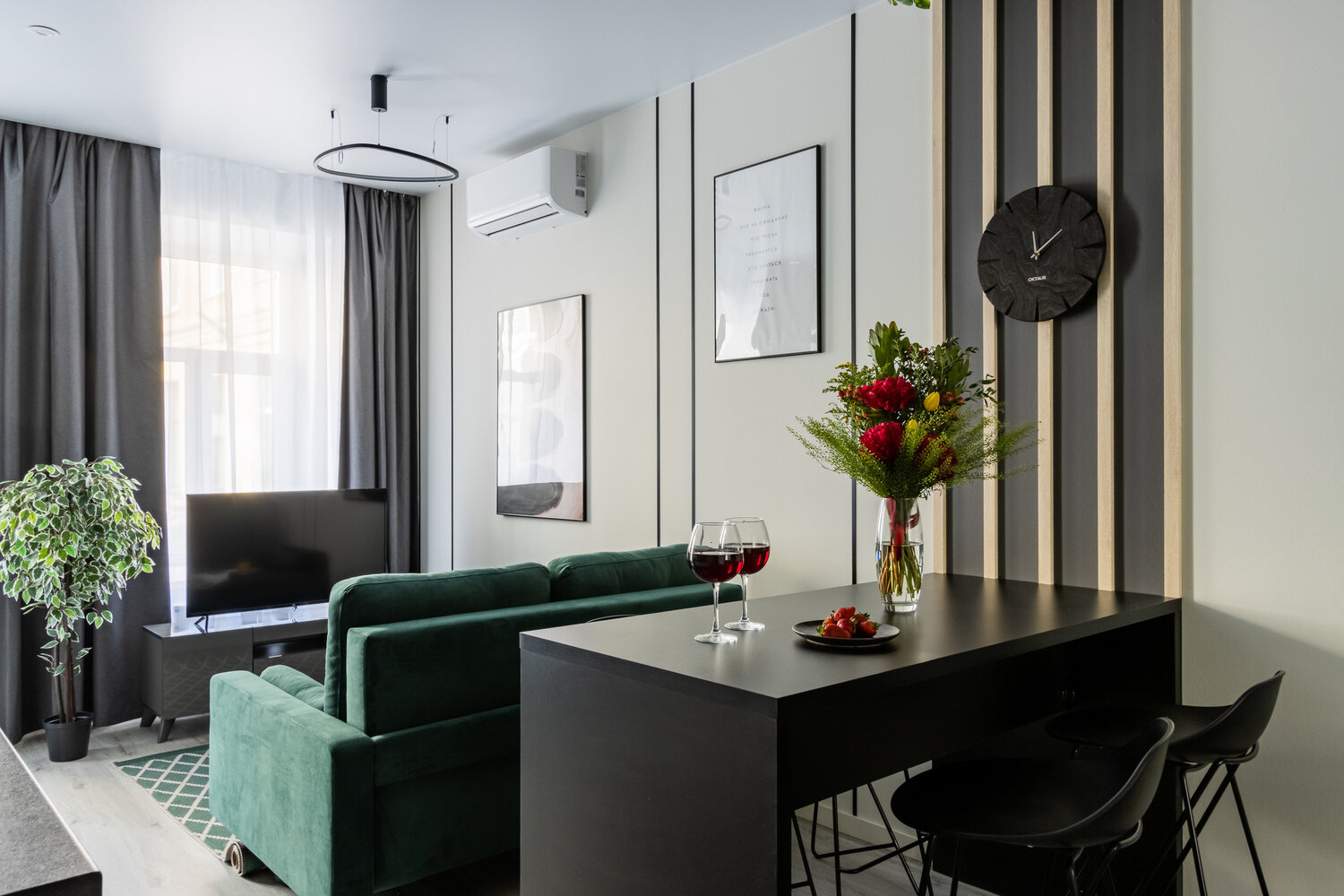 Фотография: Кухня и столовая в стиле Современный, Малогабаритная квартира, Квартира, Проект дня, Санкт-Петербург, Кирпичный дом, 2 комнаты, до 40 метров, Zoom Room – фото на INMYROOM Фотография: Кухня и столовая в стиле Современный, Малогабаритная квартира, Квартира, Проект дня, Санкт-Петербург, Кирпичный дом, 2 комнаты, до 40 метров, Zoom Room – фото на INMYROOM