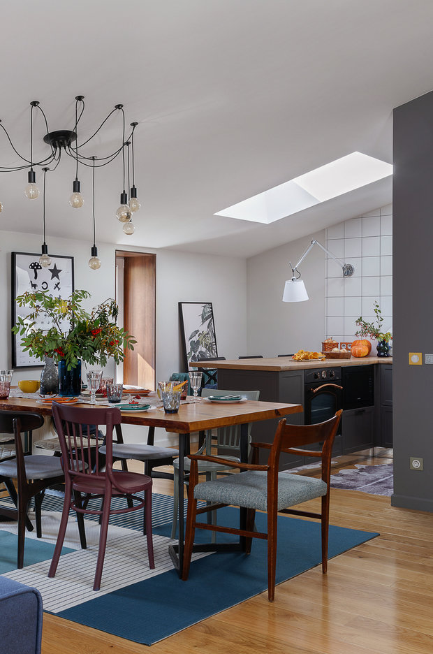 Фотография: Кухня и столовая в стиле Скандинавский, Гид, квартира в мансарде, Geometrium, интерьер мансарды, Маргарита Рассказова, Ольга Солнышкова, Виктория Лазарева, Ирина Райхер – фото на INMYROOM