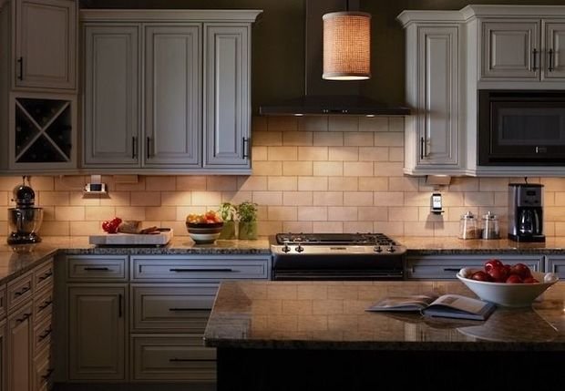 Фотография: Кухня и столовая в стиле Прованс и Кантри, Декор интерьера, Интерьер комнат, Мебель и свет, Цвет в интерьере, Советы, Цветы, Посуда – фото на INMYROOM