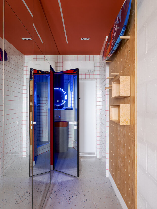 Пегборд в прихожей — удобная вещь, его можно трансформировать, по желанию и росту менять расположение полочек и колышки.