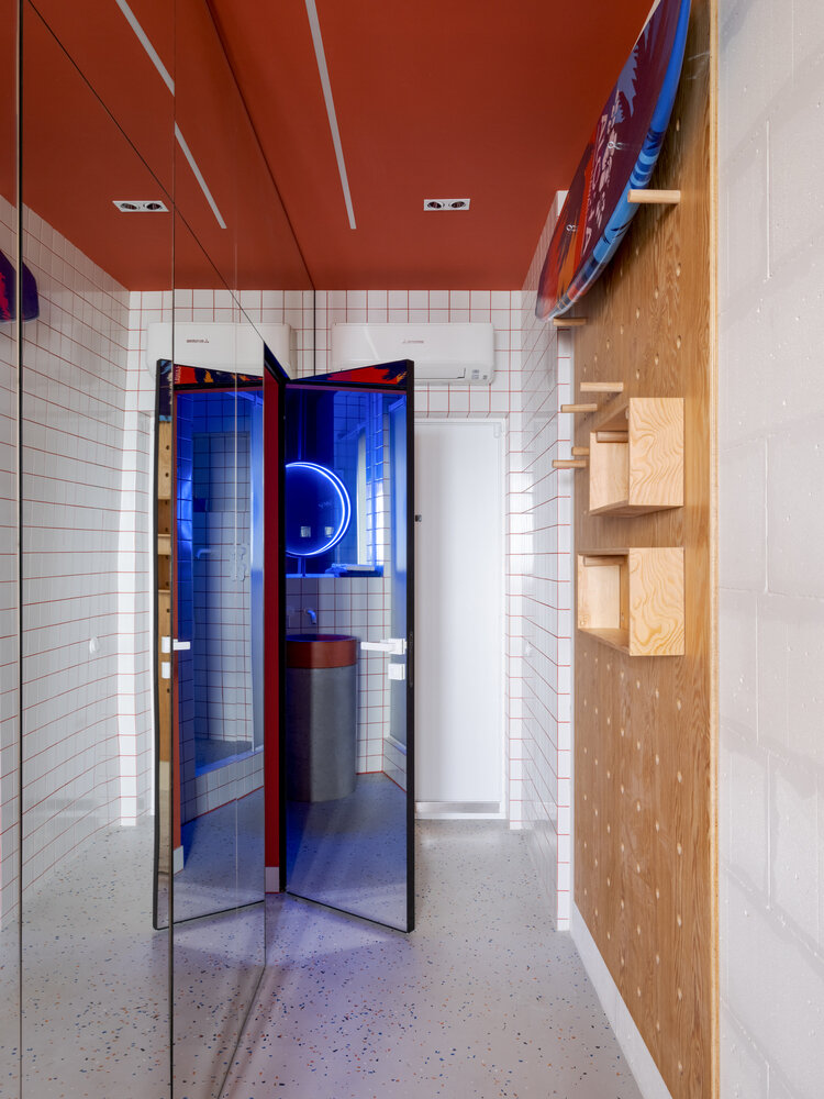 Пегборд в прихожей — удобная вещь, его можно трансформировать, по желанию и росту менять расположение полочек и колышки. Пегборд в прихожей — удобная вещь, его можно трансформировать, по желанию и росту менять расположение полочек и колышки.