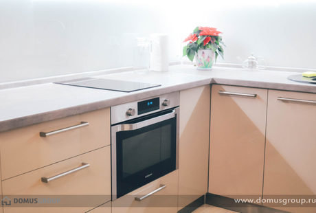 Кухня с мобильным столом-островом на регулируемых ножках