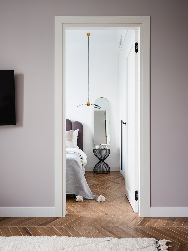 В спальне над встроенным шкафом, в прихожей и над кухонными шкафами потолки были опущены. В спальне над встроенным шкафом, в прихожей и над кухонными шкафами потолки были опущены.