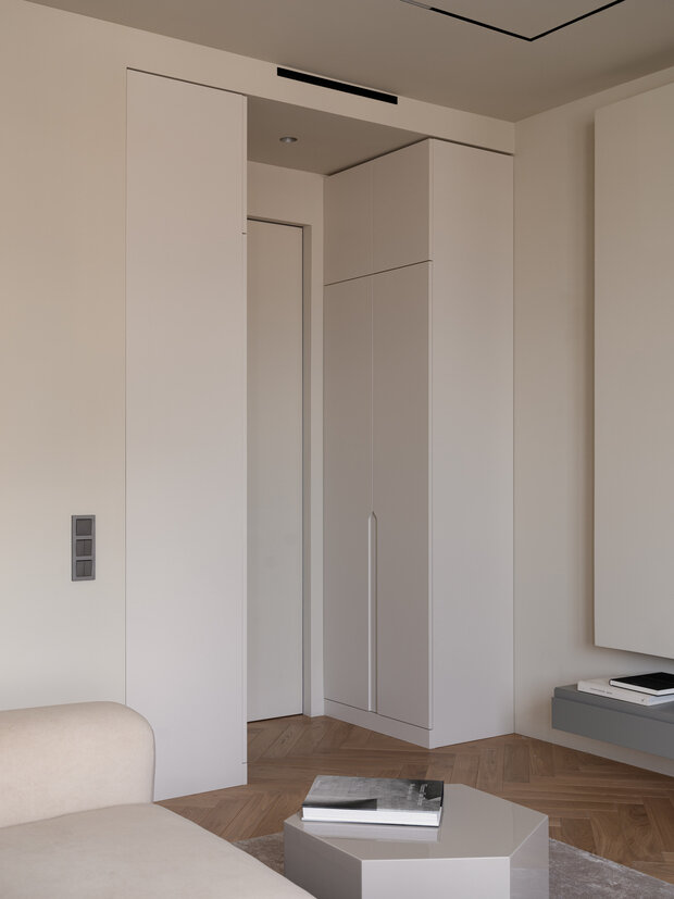 Фотография: Гостиная в стиле Современный, Минимализм, Квартира, Проект дня, Москва, Кирпичный дом, 3 комнаты, Более 90 метров, Патриаршие пруды – фото на INMYROOM