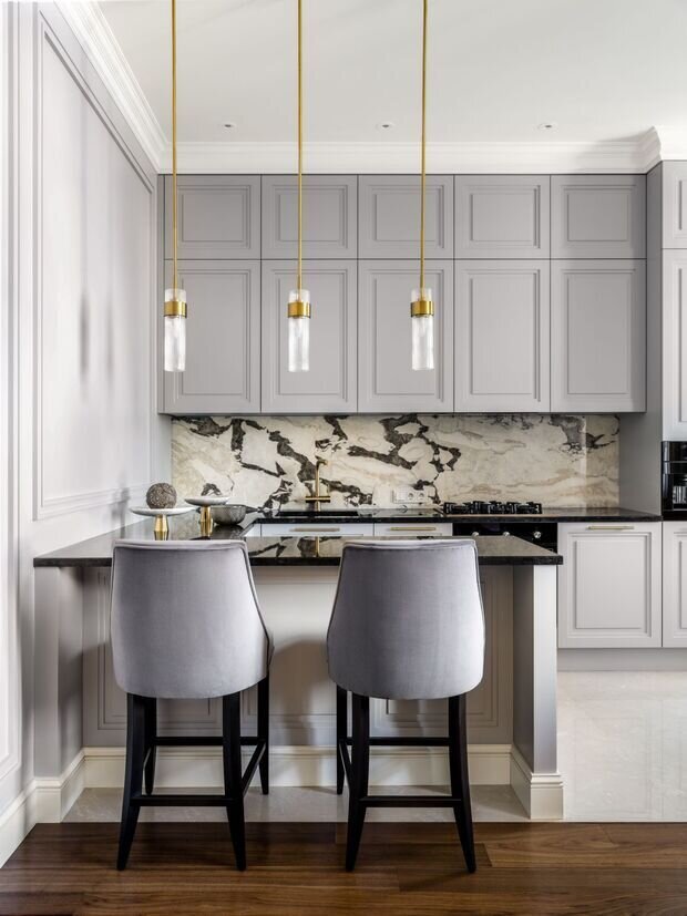 Фотография: Кухня и столовая в стиле Классический, Квартира, Проект дня, Москва, Фрунзенская набережная, Сталинка, 4 и больше, Более 90 метров, Виктория Власова, неоклассика с элементами современного – фото на INMYROOM