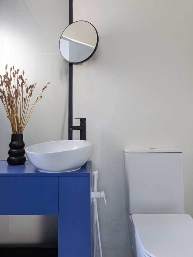 Пол и стены покрыты белым микроцементом, в зоне раковины и стиральной машины бюджетная керамическая плитка белорусского производства. Окна квартиры выходят на юг, благодаря световым окнам днем в санузле и коридоре можно не включать свет.