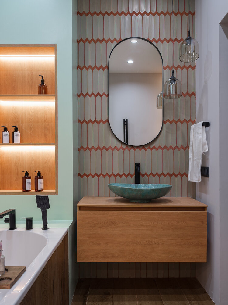 Раковина в санузле вылеплена из шамота и раскрашена вручную художником. Раковина в санузле вылеплена из шамота и раскрашена вручную художником.