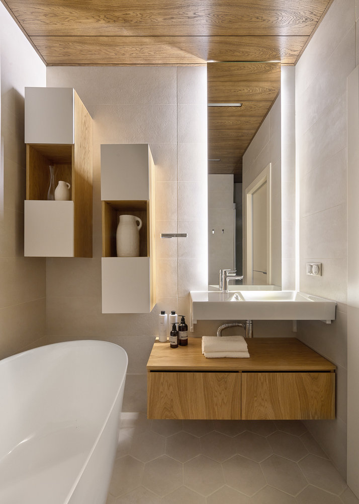 В ванной для полотенец и бытовой химии предусмотрены навесные полки и тумба под раковиной.