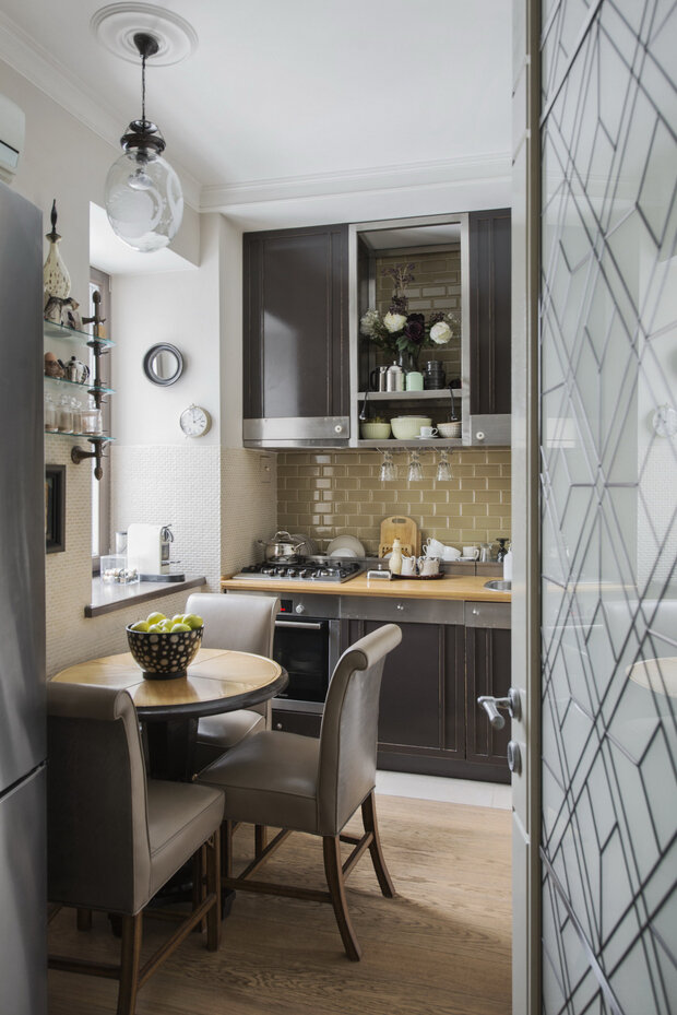 Дверь нестандартной высоты с монохромными витражами позволила подчеркнуть высоту потолков и добавить в пространство воздуха и света.