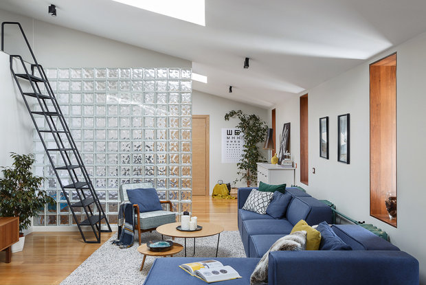 Фотография: Гостиная в стиле Скандинавский, Гид, квартира в мансарде, Geometrium, интерьер мансарды, Маргарита Рассказова, Ольга Солнышкова, Виктория Лазарева, Ирина Райхер – фото на INMYROOM