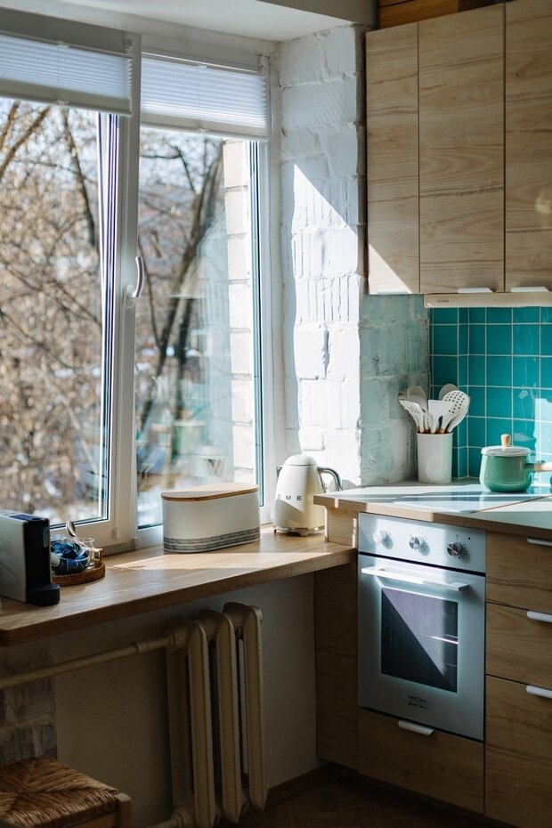 Фотография: Кухня и столовая в стиле Скандинавский, Восточный, Малогабаритная квартира, Квартира, Проект недели, Москва, Эко, Хрущевка, 2 комнаты, 40-60 метров, Павел Фотеев – фото на INMYROOM