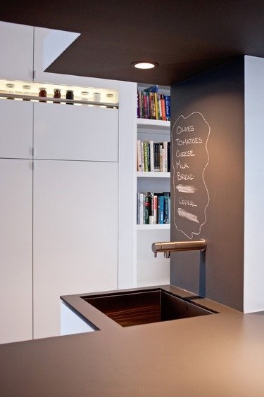 Фотография: Кухня и столовая в стиле Минимализм, Прованс и Кантри, Декор интерьера, Квартира, Стиль жизни, Советы, Стены – фото на INMYROOM