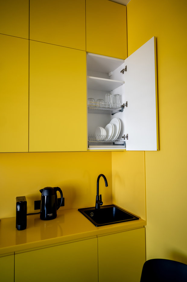 Для кухни и обеденной зоны выбрали контрастные черные приборы и аксессуары, они смотрятся очень здорово. 