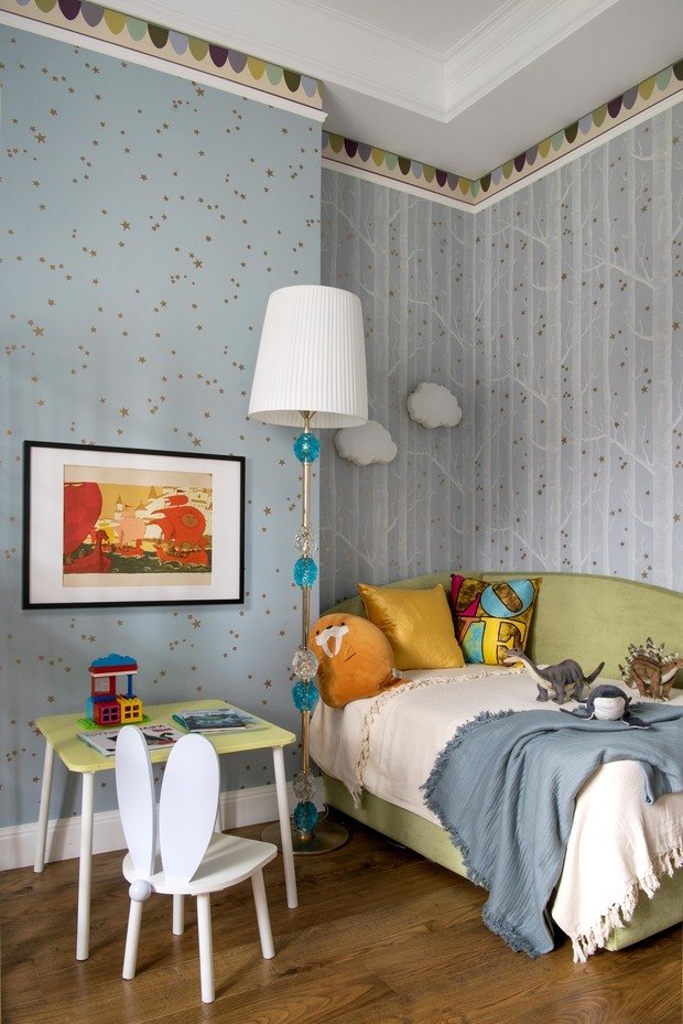 В детской — обои с деревьями, на которых растут звезды. При искусственном освещении эти звезды начинают сиять, создавая волшебную атмосферу.