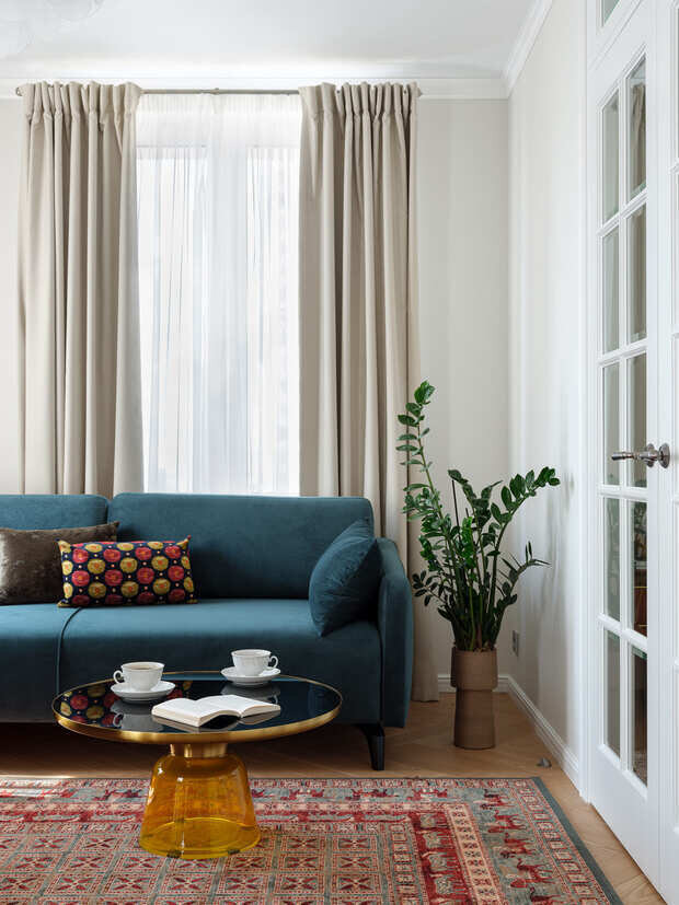 Фотография: Гостиная в стиле Современный, Эклектика, Винтажный, Малогабаритная квартира, Квартира, Проект дня, Москва, Монолитный дом, 2 комнаты, 40-60 метров, Маргарита Зенова, современный с элементами классики и минимализмом, М-Бюро, Александра Багрицевич – фото на INMYROOM