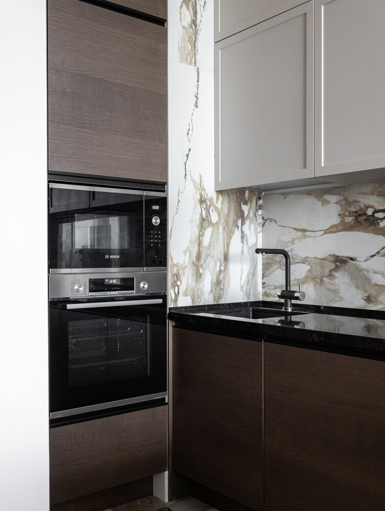 Верхние ящики идут до потолка. Использовано максимальное пространство под хранение. В углу смонтирован «волшебный уголок». Кухню изготавливали под заказ в столярной мастерской, ящики стандартной ширины, но мы тщательно выбирали шпон и оттенок эмали для фасадов. Верхние ящики идут до потолка. Использовано максимальное пространство под хранение. В углу смонтирован «волшебный уголок». Кухню изготавливали под заказ в столярной мастерской, ящики стандартной ширины, но мы тщательно выбирали шпон и оттенок эмали для фасадов.