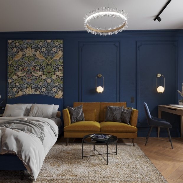 Горчичный диван смотрится очень эффектно на фоне глубоких синих стен.