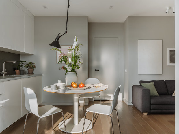 Все стены в квартире выкрашены краской Little Greene. На полу инженерная доска российского производства.