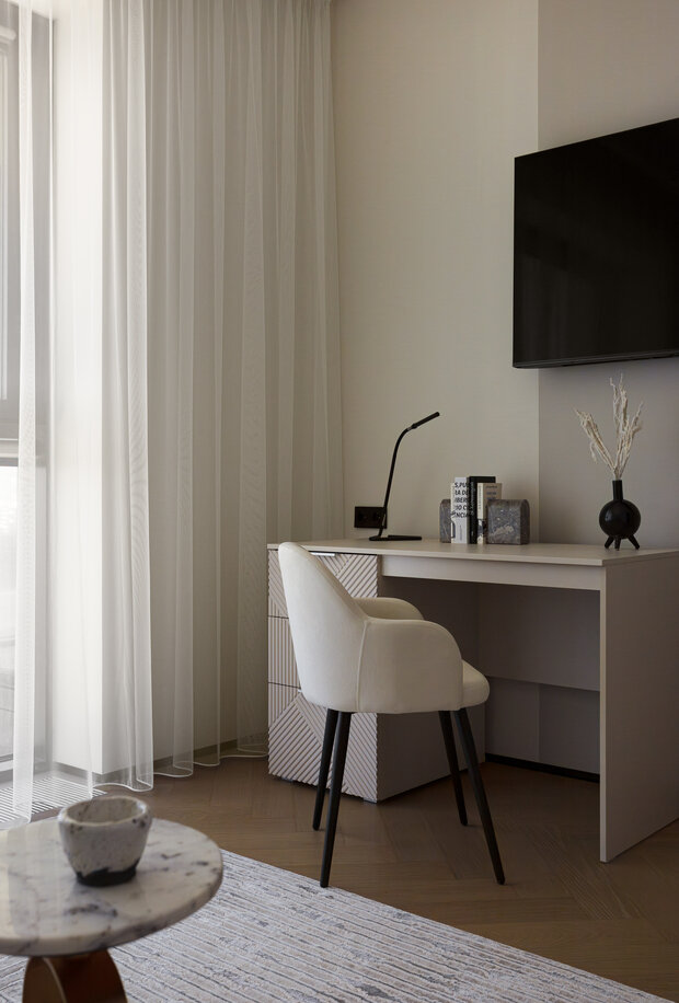 Фотография: Кабинет в стиле Современный, Квартира, Проект дня, Монолитный дом, 3 комнаты, Более 90 метров, Эксклюзивные проекты, Оксана Галактионова, минимализм с элементами современного дизайна – фото на INMYROOM