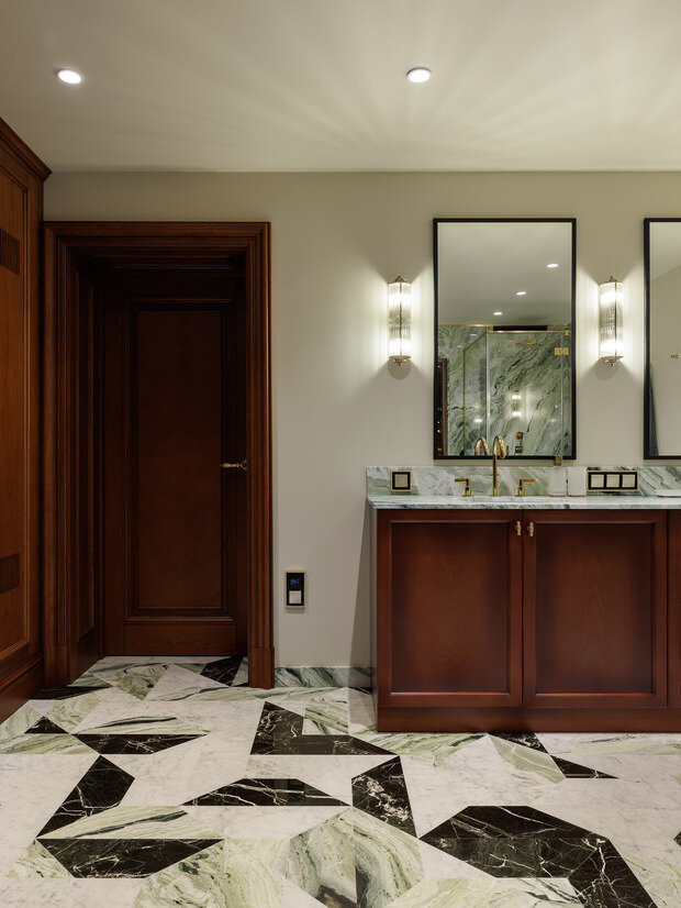 Фотография: Ванная в стиле Классический, Современный, Эклектика, Квартира, Проект дня, Санкт-Петербург, Кирпичный дом, 4 и больше, Более 90 метров, Эксклюзивные проекты, современный с элементами классики и роскоши, Елена Куртина, Жанна Тульнова – фото на INMYROOM