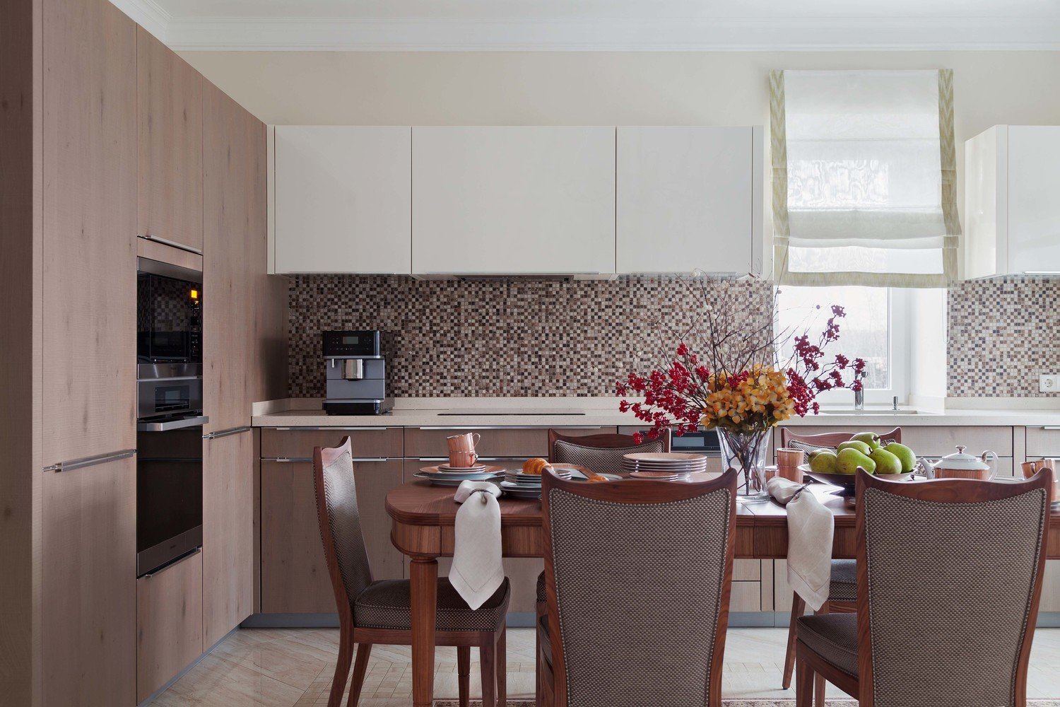 Фотография: Кухня и столовая в стиле Классический, Эклектика, Проект недели, Москва, Дом и дача, Таунхаус, Наталья Тарханова – фото на INMYROOM Фотография: Кухня и столовая в стиле Классический, Эклектика, Проект недели, Москва, Дом и дача, Таунхаус, Наталья Тарханова – фото на INMYROOM